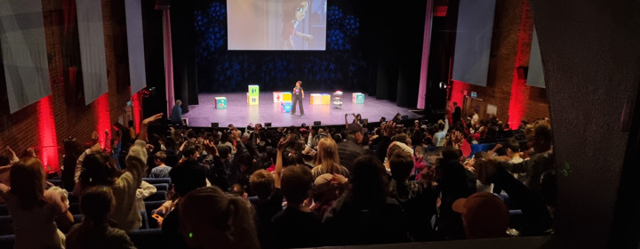 Bild på Estrad under föreställning.